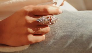 Elegante anillo de plata