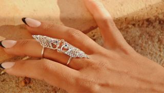 Elegante anillo de plata