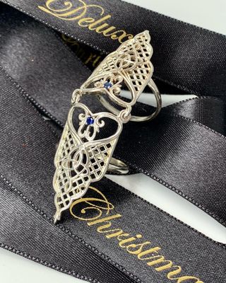Elegante anillo de plata