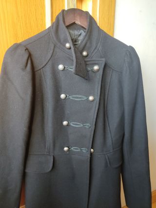 abrigo negro de paño estilo militar