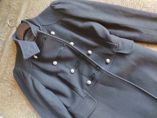 abrigo negro de paño estilo militar