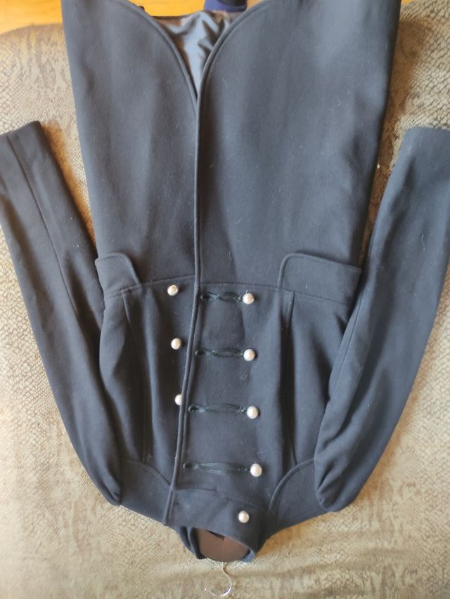 abrigo negro de paño estilo militar