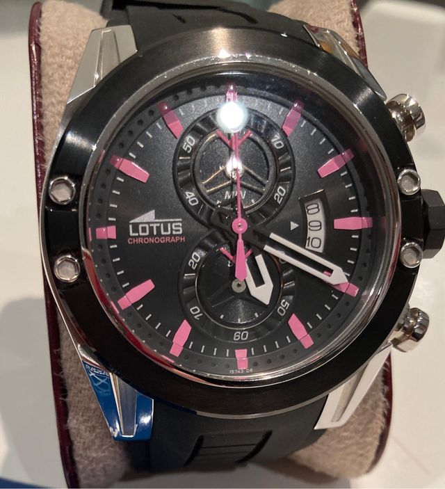 Reloj Lotus de hombre. Negro y rosa