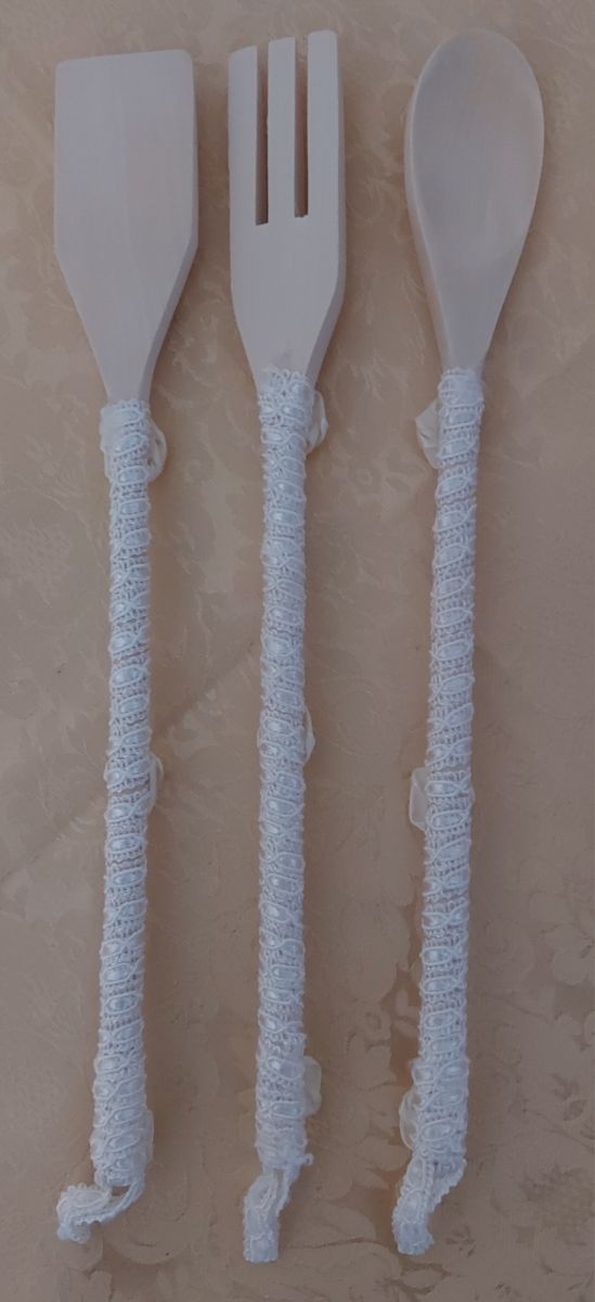 Tris utensili da cucina in legno.