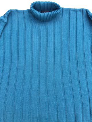 Jersey -suéter canalé, cuello alto. Zara.