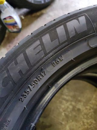 4)235/50R17 96W 