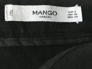 Falda de punto negra de Mango