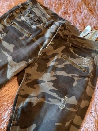 Pantalones pitillo camuflaje zara. Talla 38. Sin u
