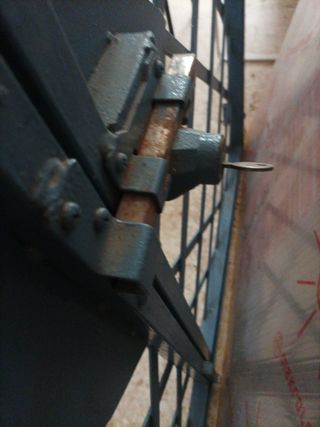 reja ventana con llave