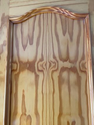 Puerta de madera con manillas y bisagras