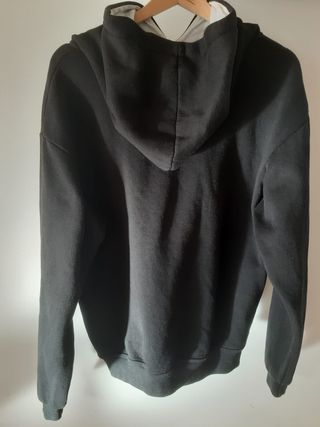 Sudadera Nike con letras blancas y símbolo rojo