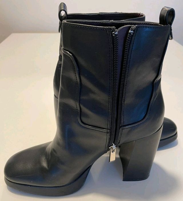 Botines negros de tacon