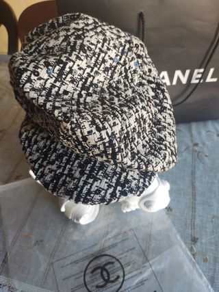 Boina o gorra con visera.