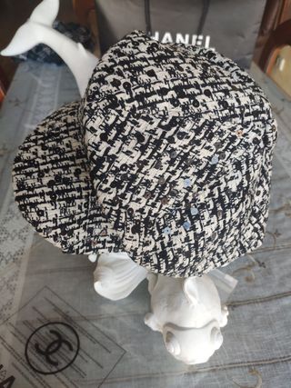 Boina o gorra con visera.