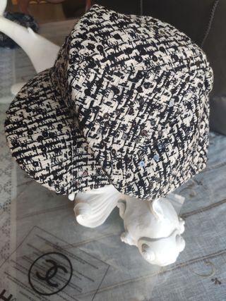 Boina o gorra con visera.