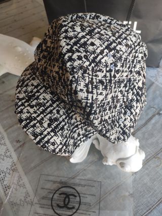 Boina o gorra con visera.
