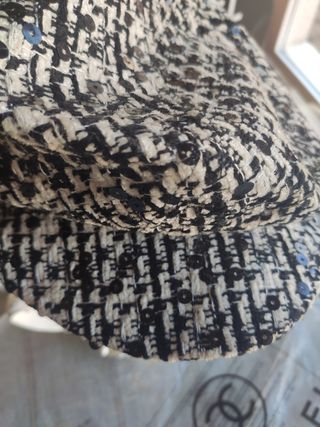 Boina o gorra con visera.