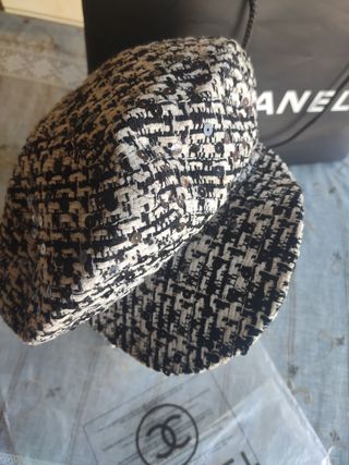 Boina o gorra con visera.