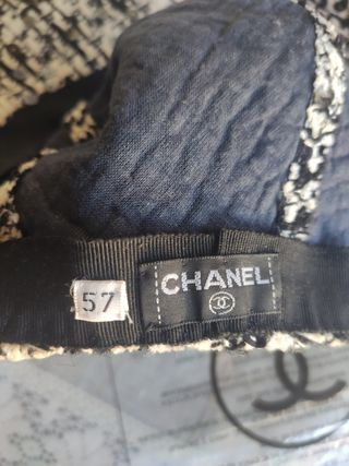 Boina o gorra con visera.