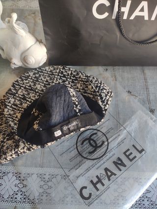 Boina o gorra con visera.