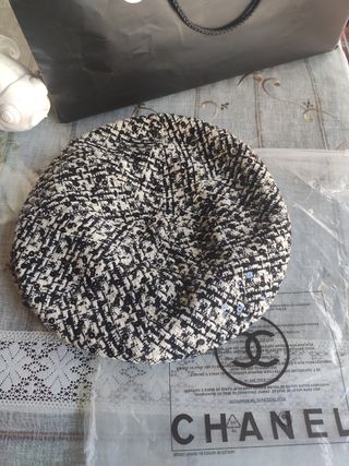 Boina o gorra con visera.