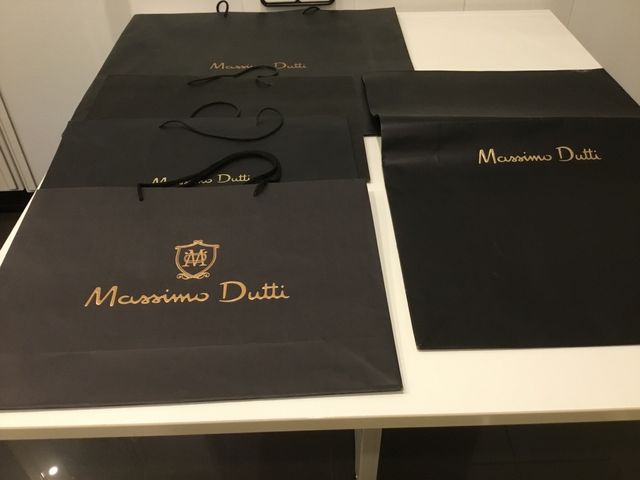 Lote de 4 bolsas de Massimo Dutti y un sobre .