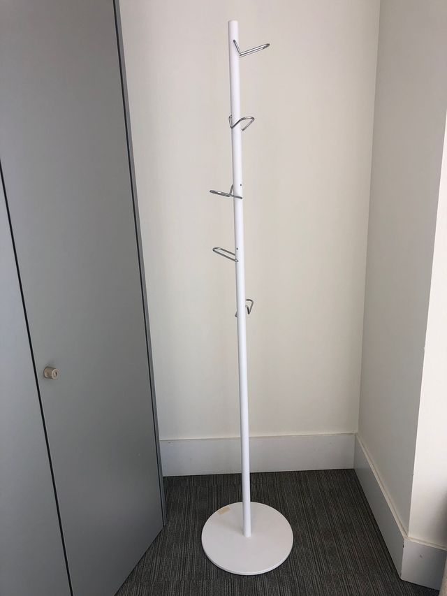 PERCHERO BLANCO PARA OFICINA