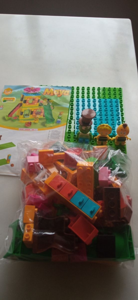 Parque construcción Abeja Maya + Pegamola