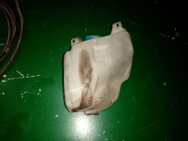 bote del agua limpia parabrisas golf MK3 