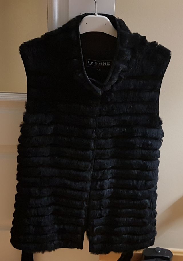 Chaleco de Piel. Negro. Mujer.