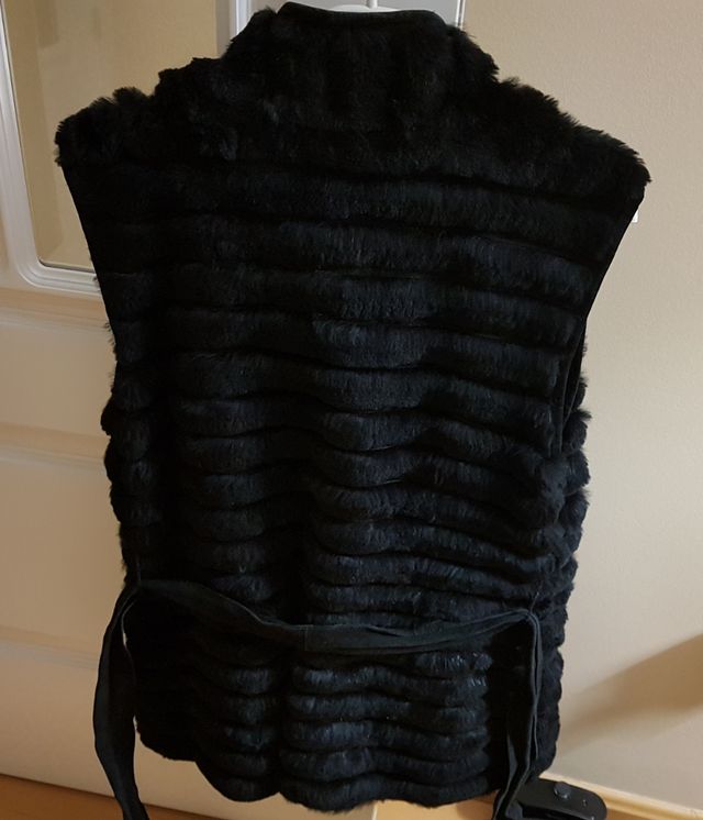 Chaleco de Piel. Negro. Mujer.