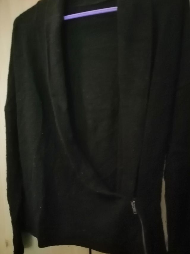 Chaqueta tipo rebeca negra.