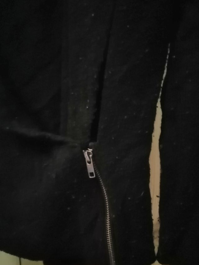 Chaqueta tipo rebeca negra.