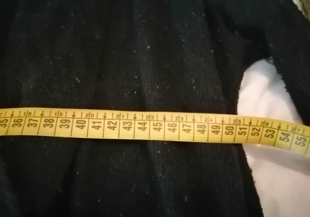 Chaqueta tipo rebeca negra.