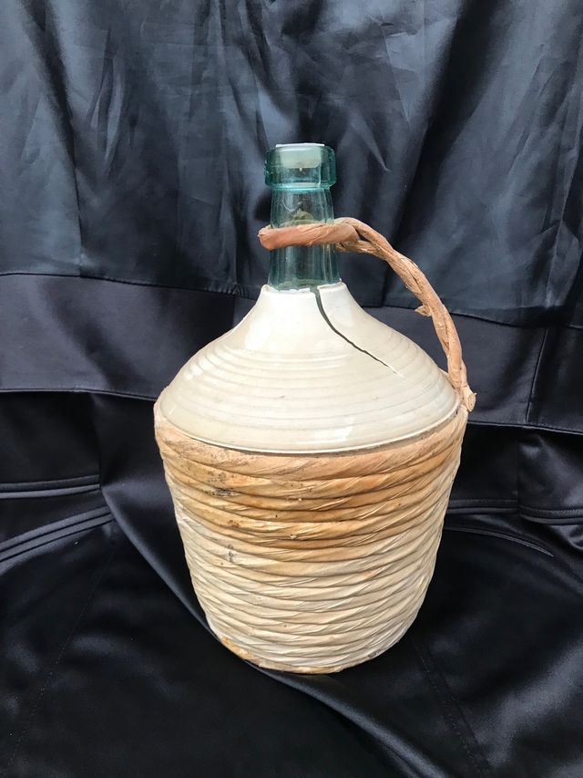 Antigua botella damajuana de cristal