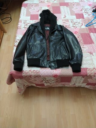 Chaqueta de cuero negra con capucha extraible