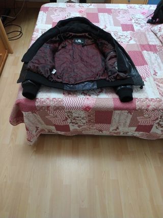 Chaqueta de cuero negra con capucha extraible