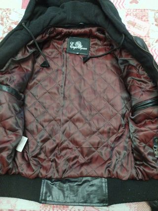 Chaqueta de cuero negra con capucha extraible