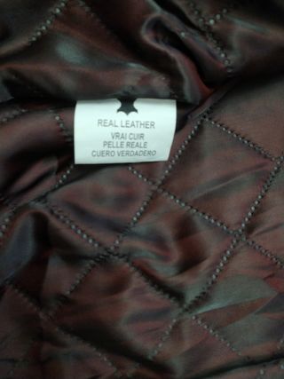 Chaqueta de cuero negra con capucha extraible