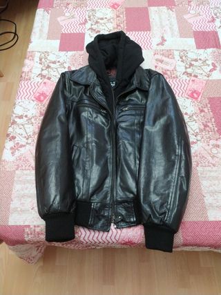 Chaqueta de cuero negra con capucha extraible