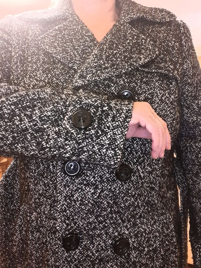 Abrigo jaspeado negro,recto, cruzado con cinturón