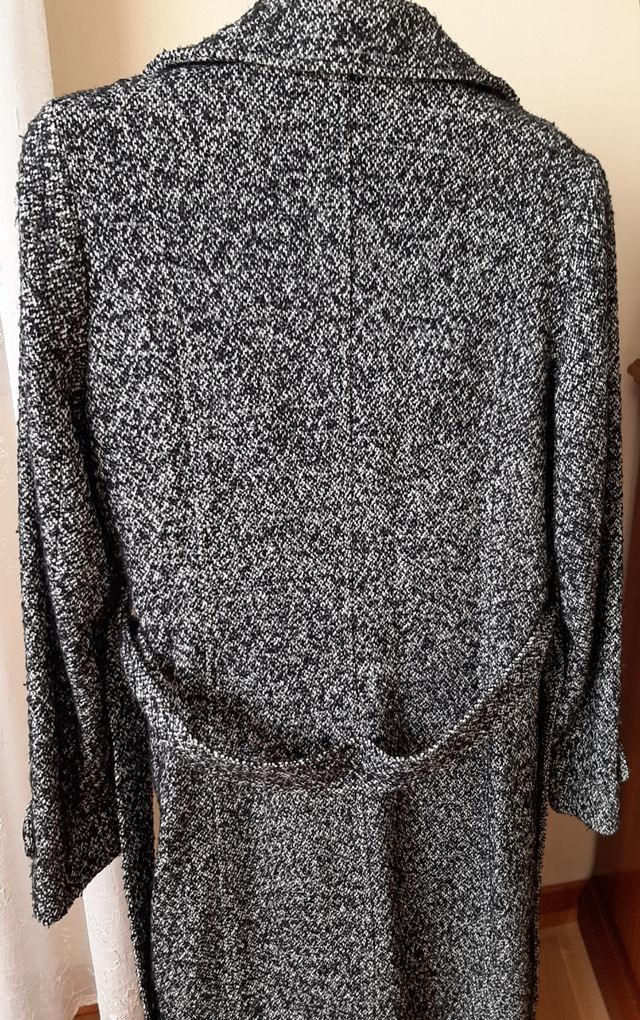 Abrigo jaspeado negro,recto, cruzado con cinturón
