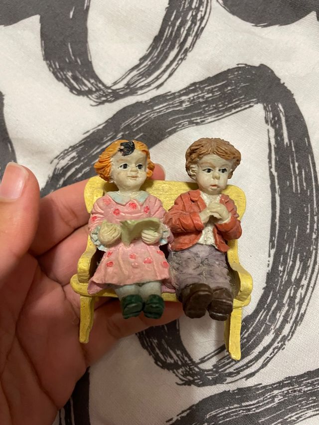 Adorno niños en un banco