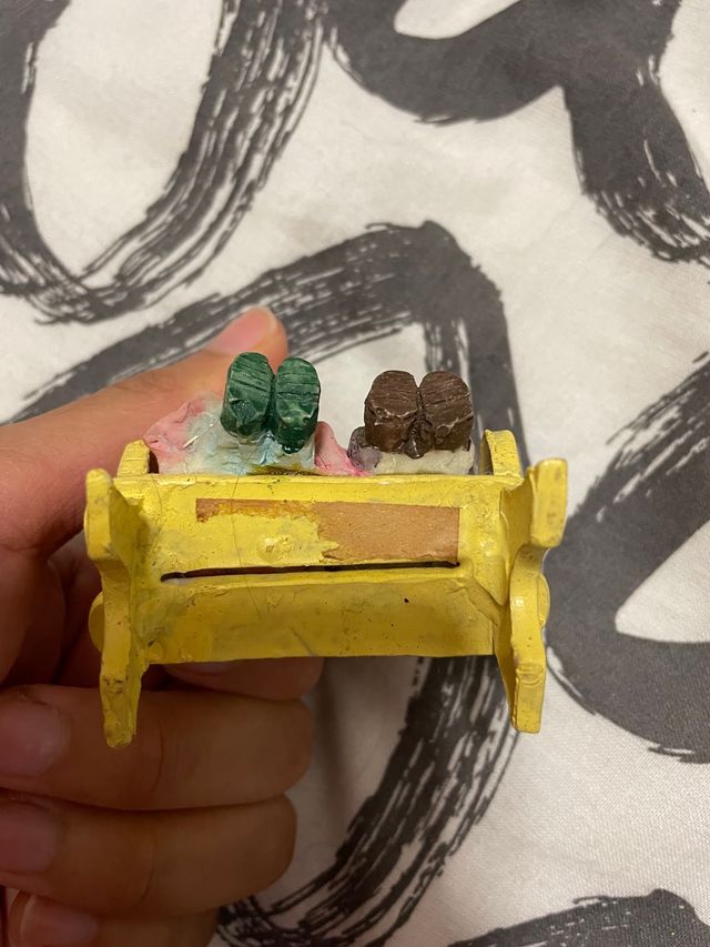 Adorno niños en un banco