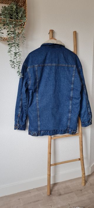 Cazadora vaquera con borreguillo de Zara
