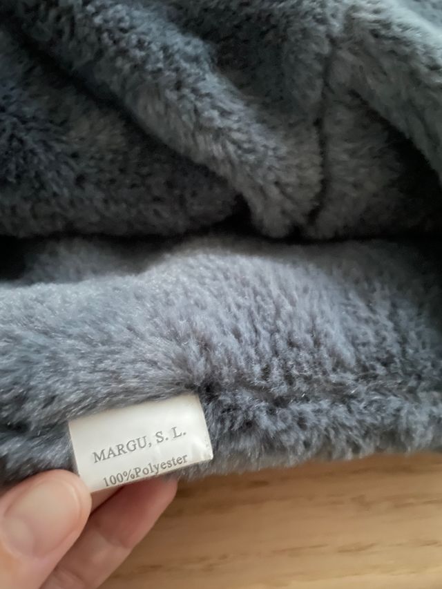 Cuello de poliéster gris