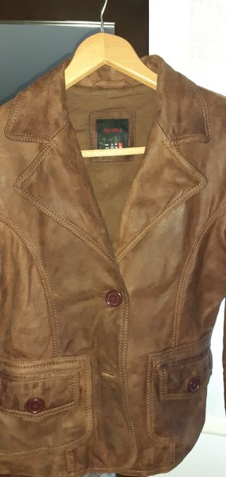 americana de cuero marron