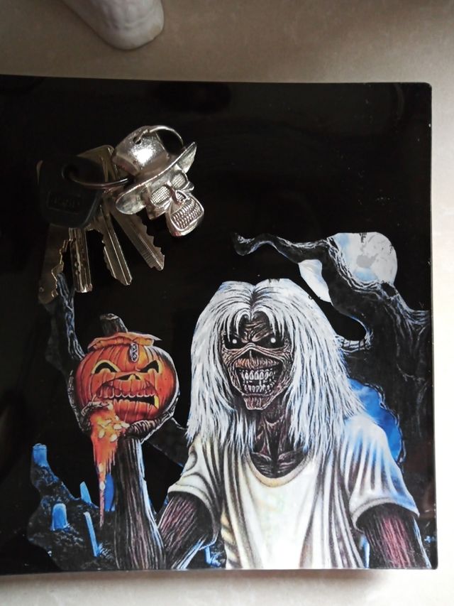 Bandeja. Vacía bolsillos. Iron Maiden.