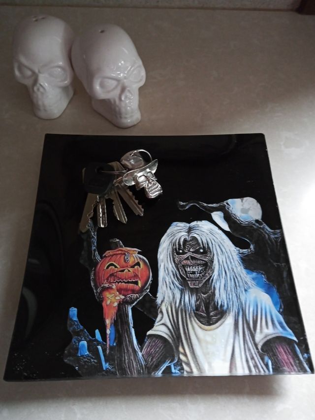 Bandeja. Vacía bolsillos. Iron Maiden.