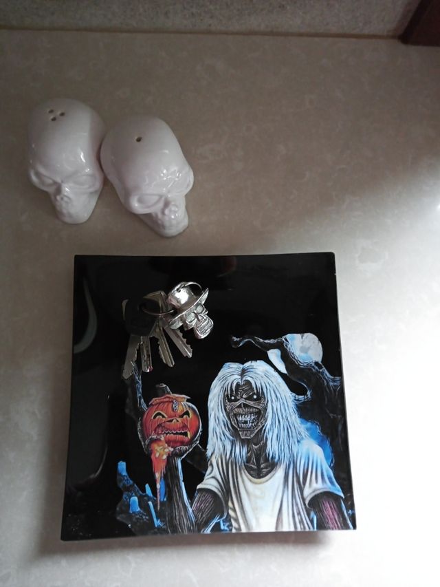 Bandeja. Vacía bolsillos. Iron Maiden.